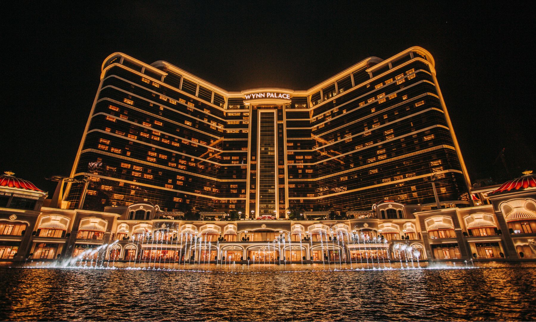 オープントップバスに乗車・マカオの夜景鑑賞へ出発（車内は英語でのご案内）